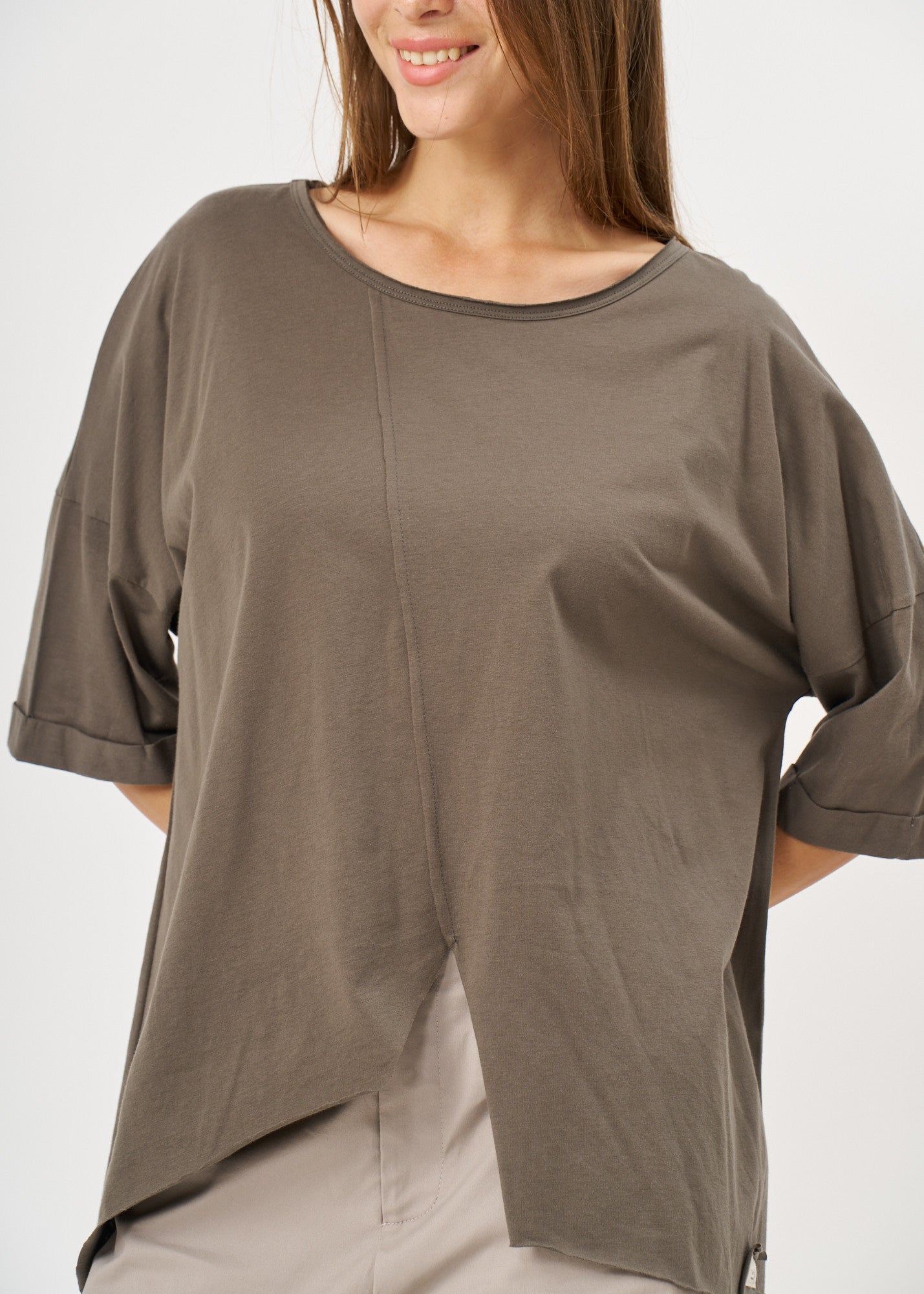 Dark gray T-shirt with front slit and sleeve pleats