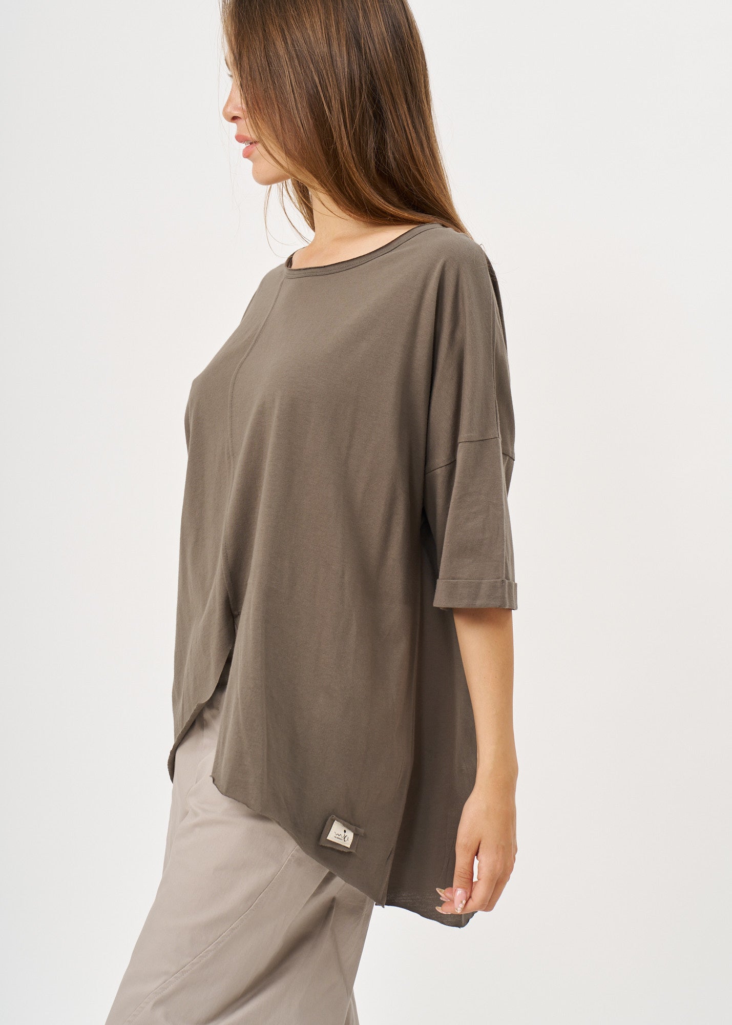 Dark gray T-shirt with front slit and sleeve pleats