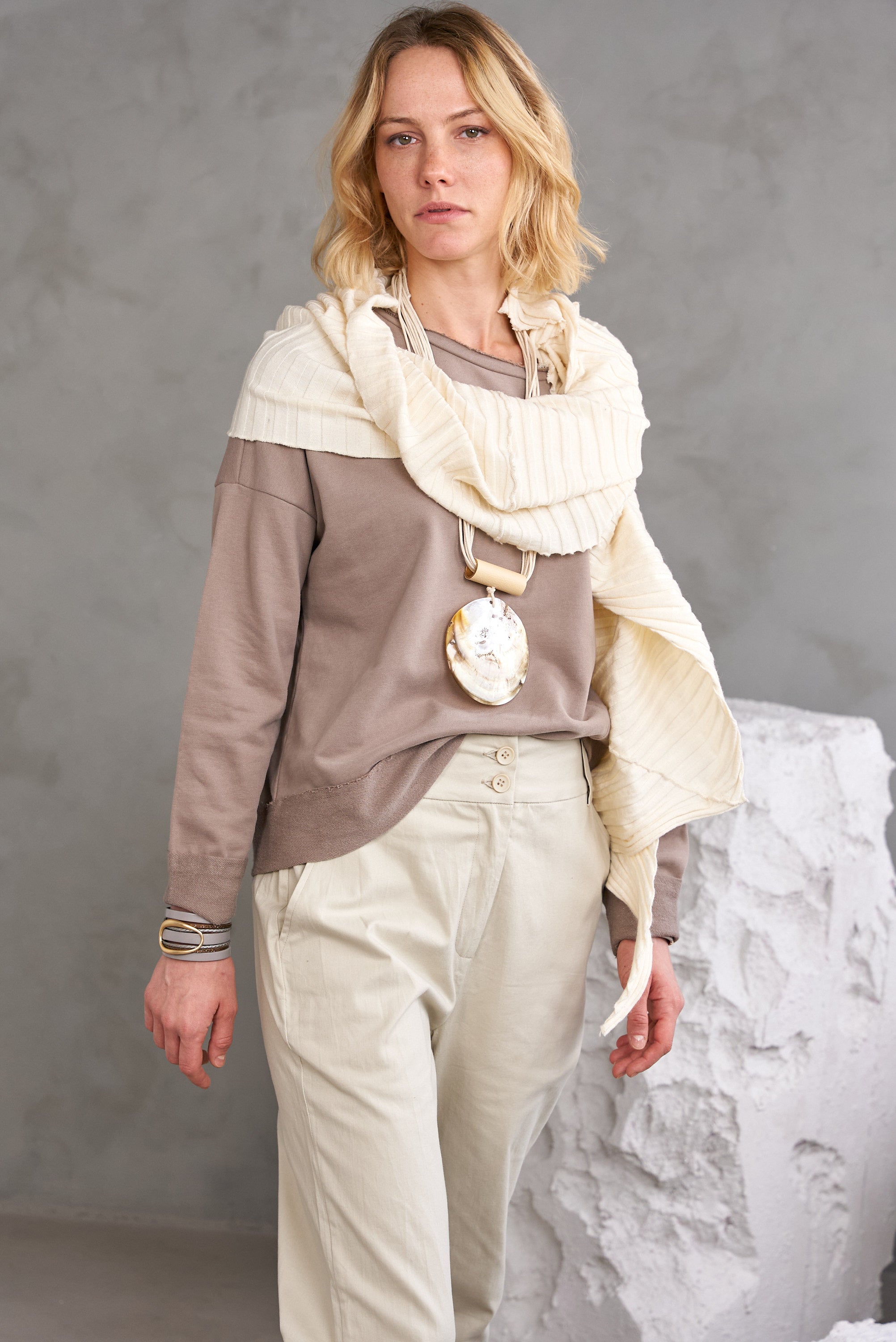 String necklace with dark beige shell pendant