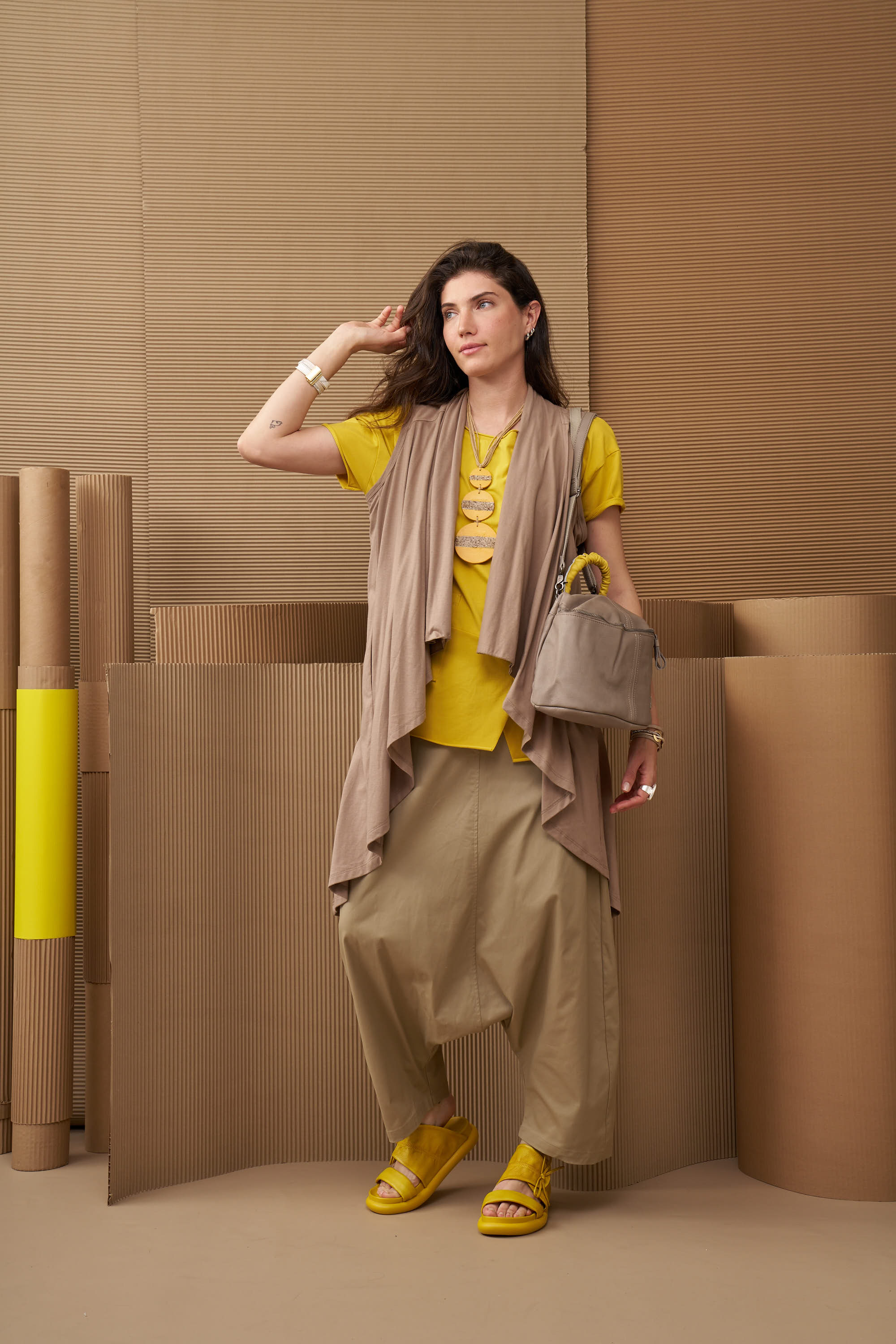 כפכפי עור כיווץ עם קשר צהוב