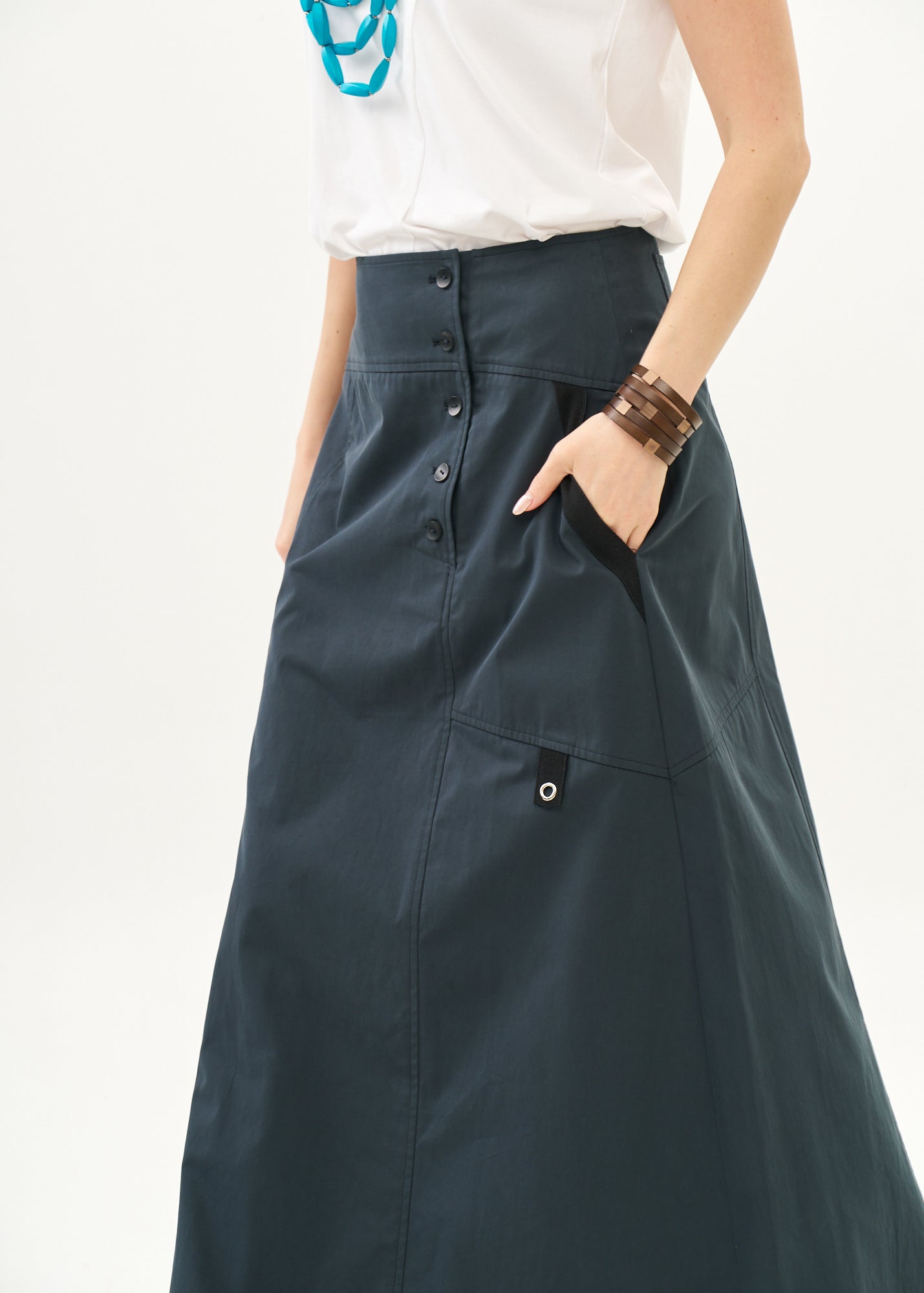 חצאית סגירת כפתורים שילוב סרט כחול כהה