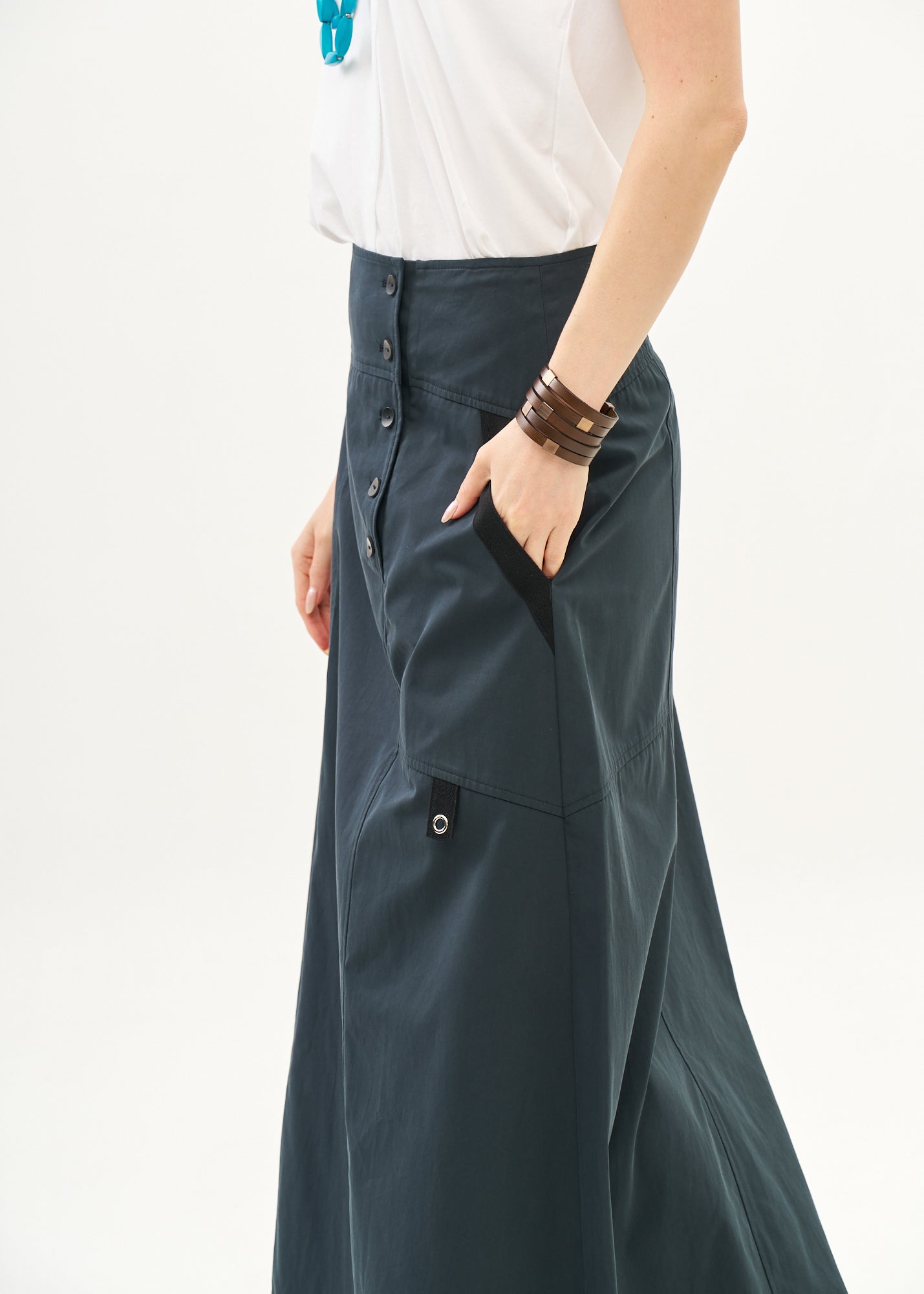 חצאית סגירת כפתורים שילוב סרט כחול כהה