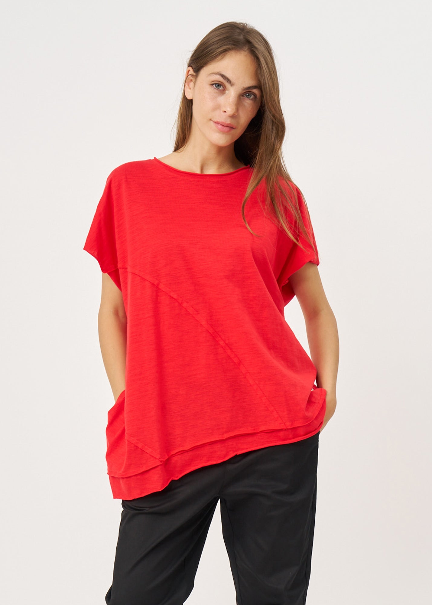 Short sleeve shirt with long side extension, red