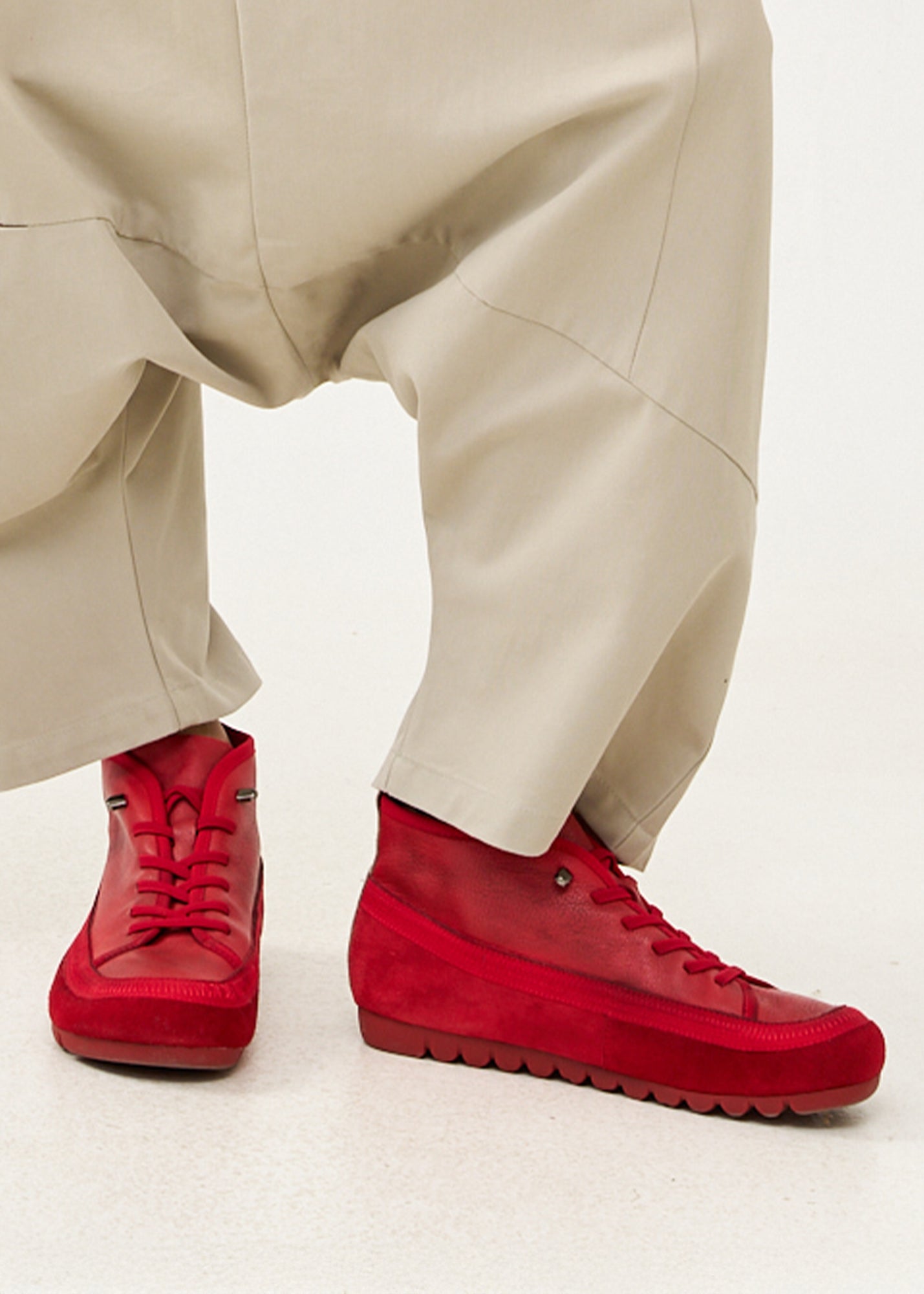 נעלי עור רכות לנשים עם שרוכי גומי אדום