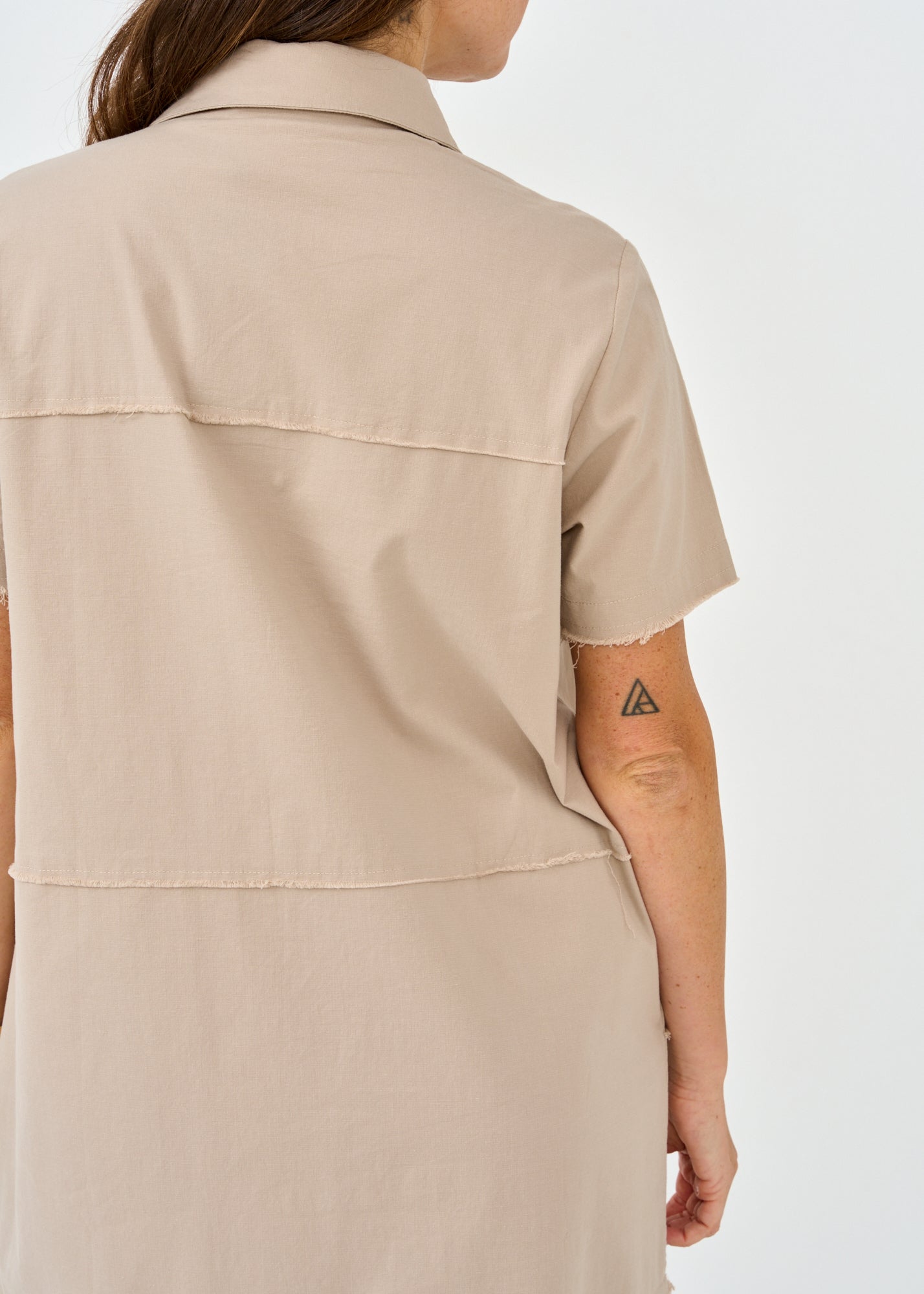 Short sleeve dress, stone cut outer seams