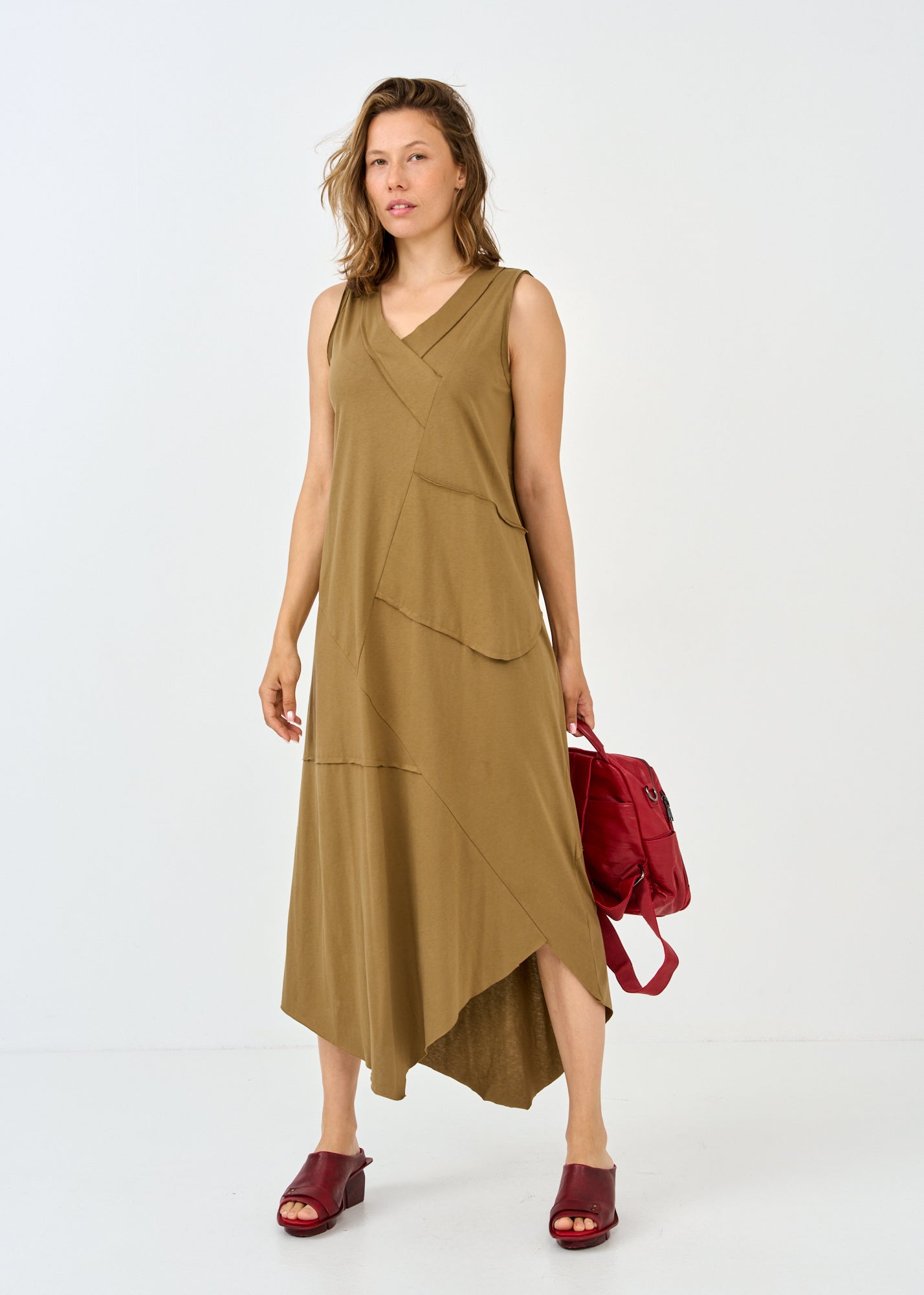 שמלה ללא שרוול חתכים אלכסוניים חיצוניים חום