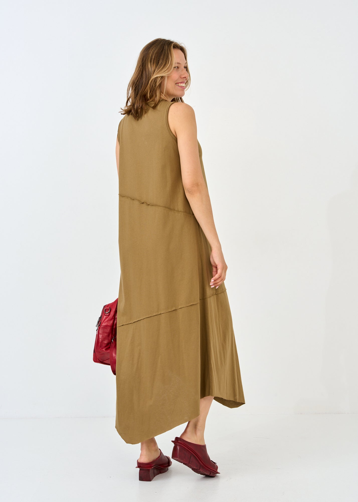 שמלה ללא שרוול חתכים אלכסוניים חיצוניים חום