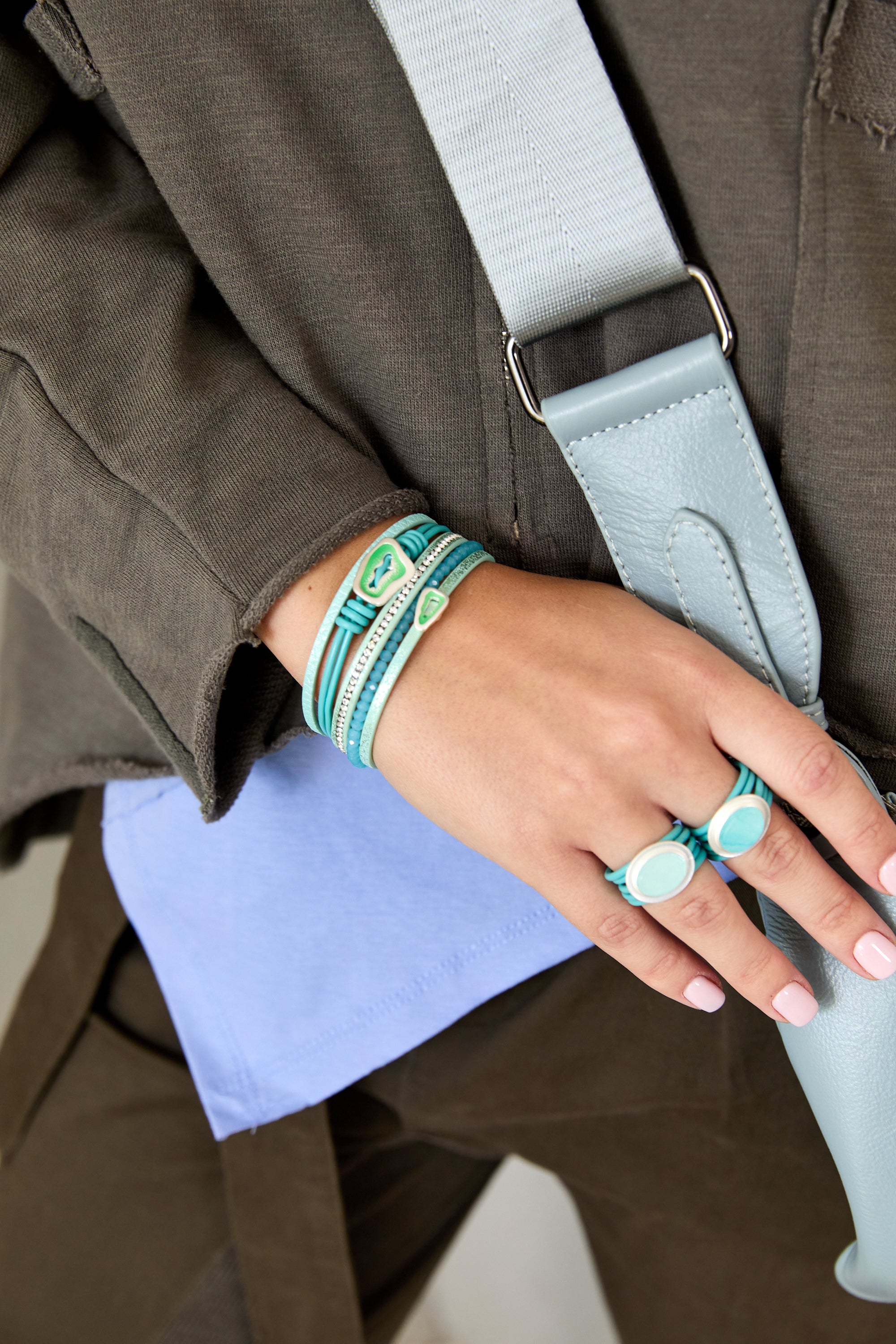 צמיד שילוב רצועות עור וצורות בצבעים כחול בהיר