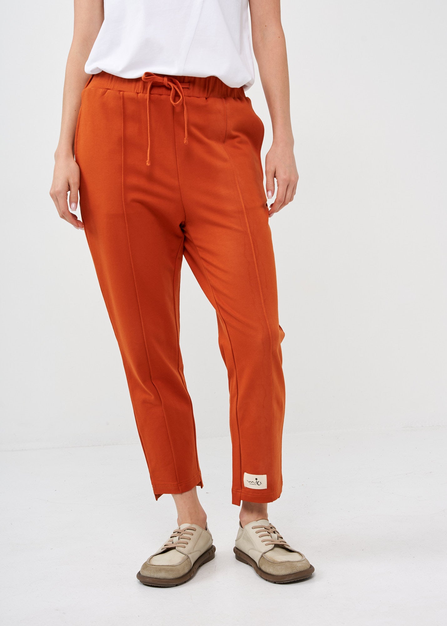 Pants with a seam in the middle and a patch of hamra