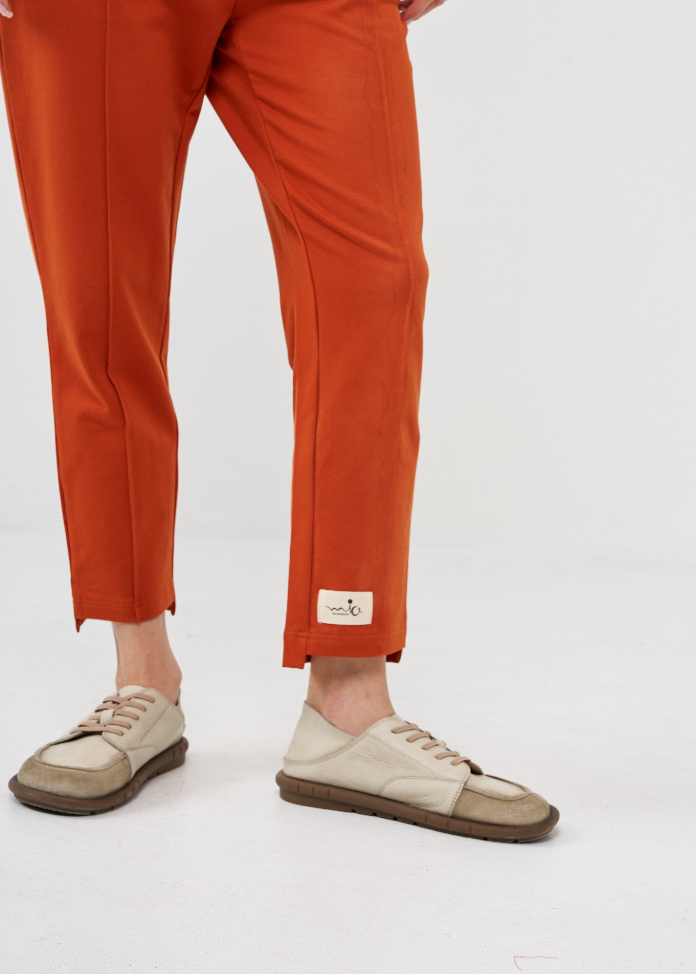 Pants with a seam in the middle and a patch of hamra