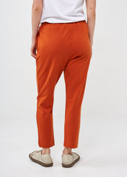 Pants with a seam in the middle and a patch of hamra