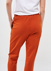 Pants with a seam in the middle and a patch of hamra