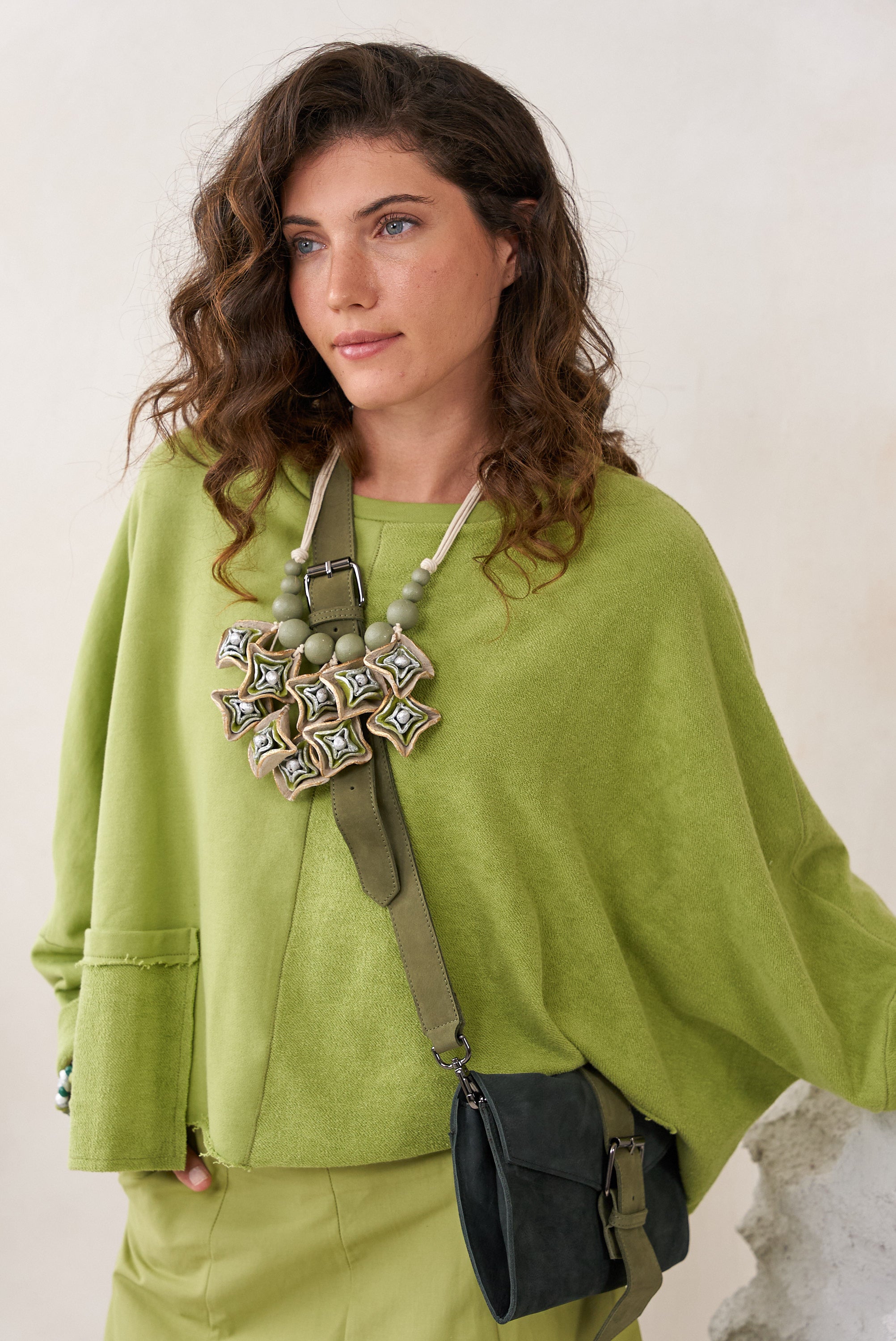 שרשרת פרחים עבודת יד נייר ממוחזר ירוק