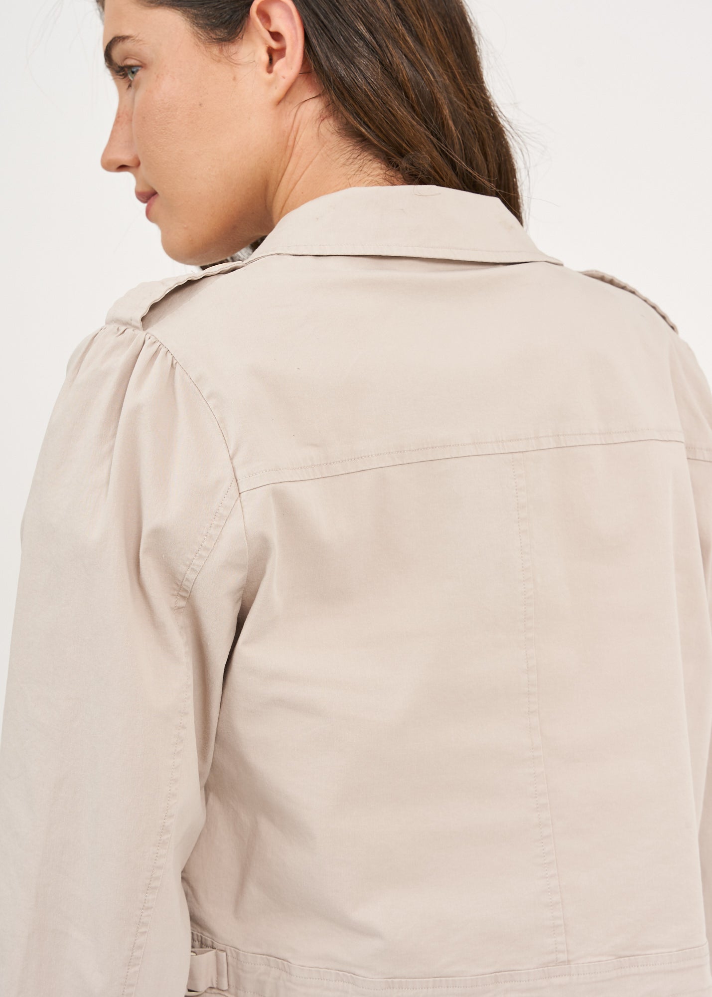 Jacket with two front pockets, Stone cut extension