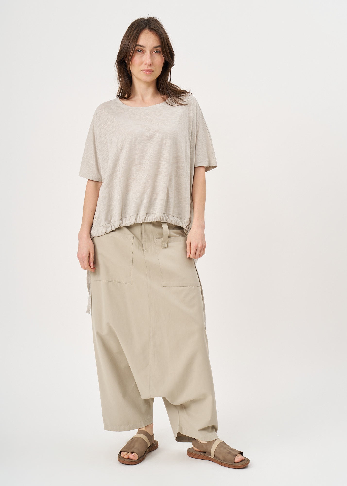 Light gray cotton slub short-sleeved shirt with drawstring