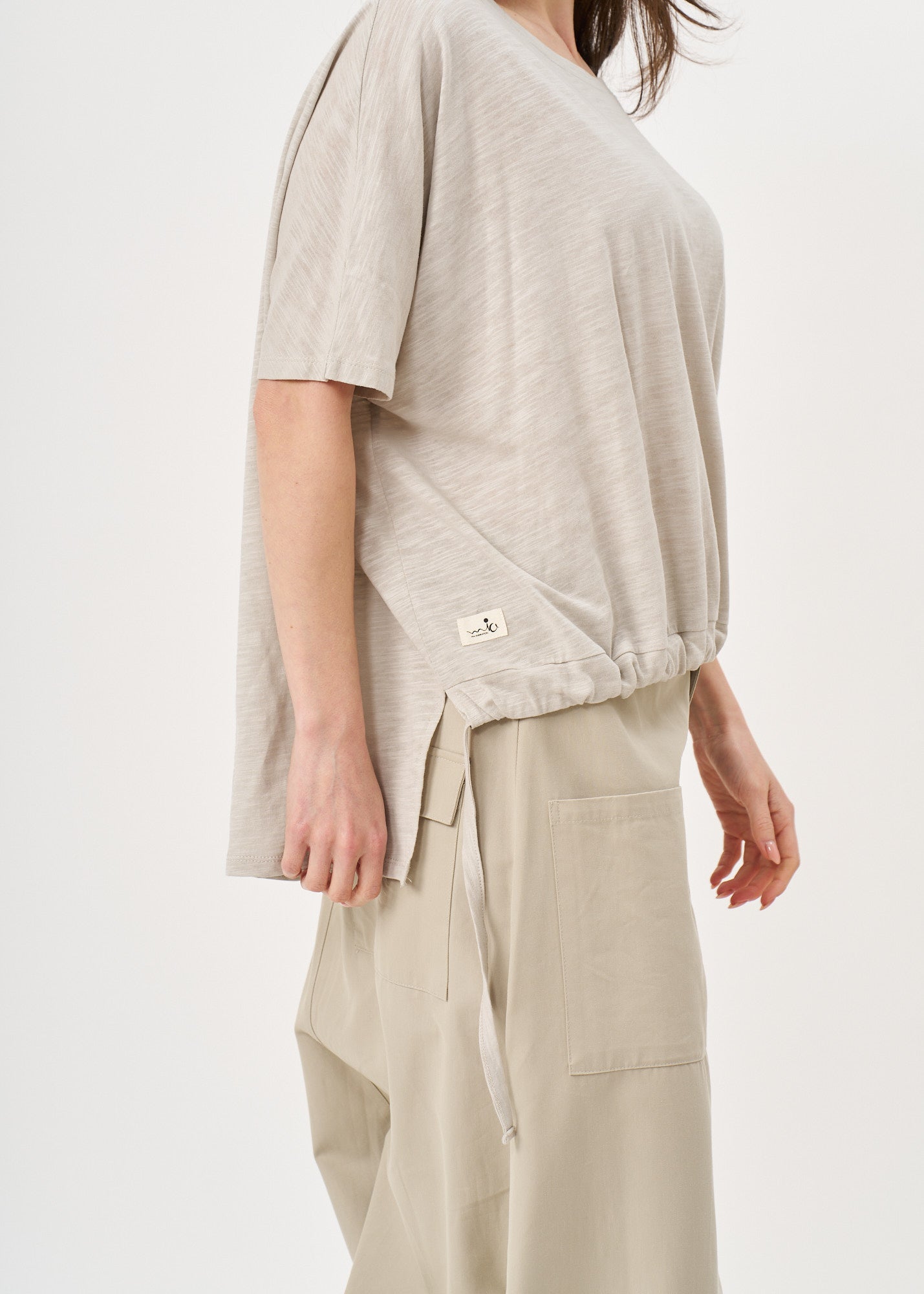 Light gray cotton slub short-sleeved shirt with drawstring