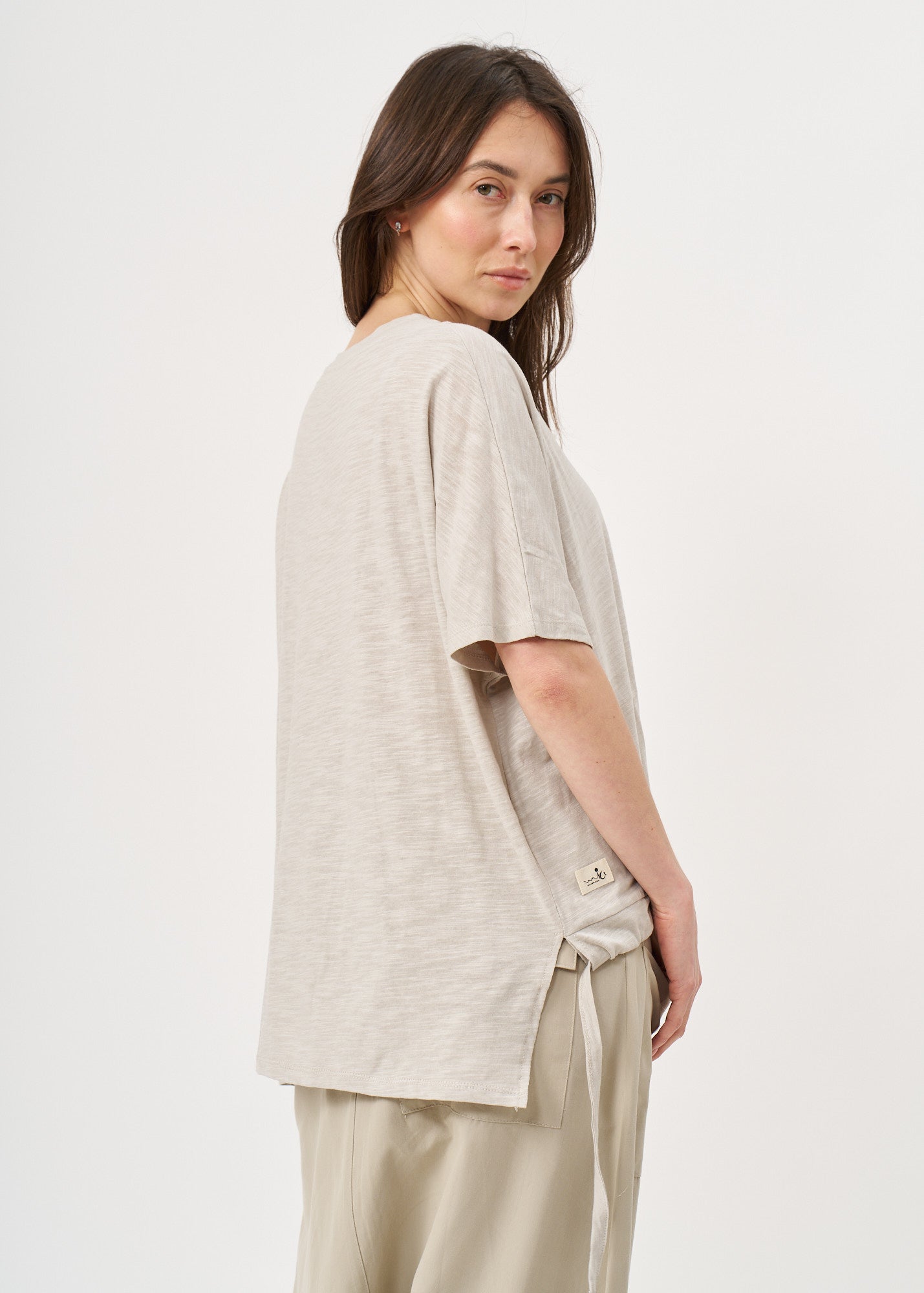 Light gray cotton slub short-sleeved shirt with drawstring