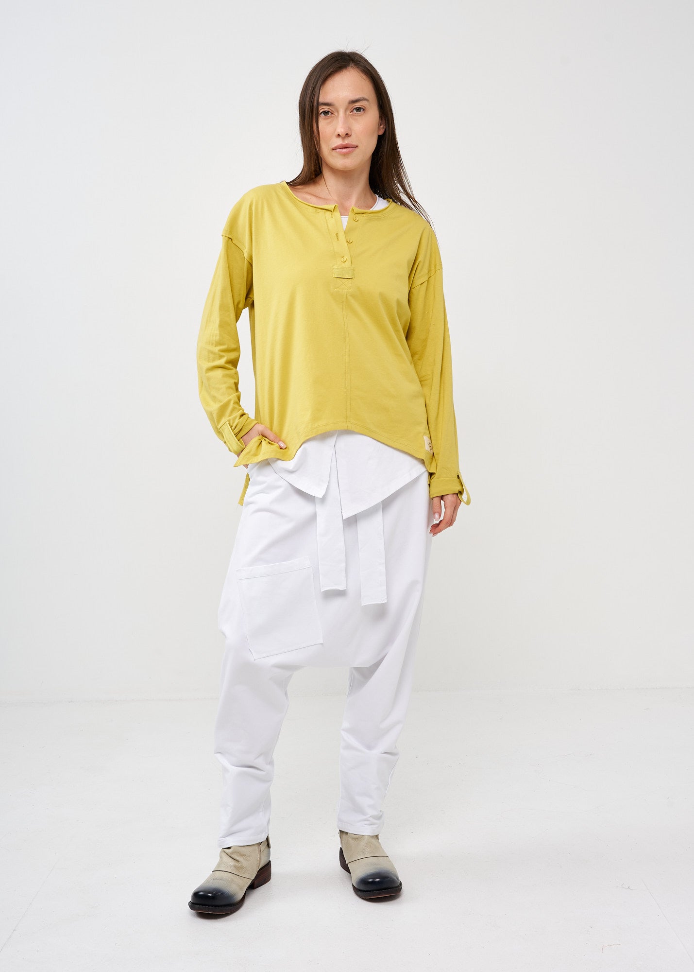 חולצה שרוול ארוך שלושה כפתורים וסרט חרדל