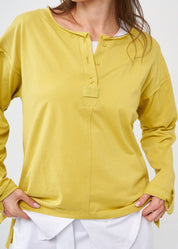 חולצה שרוול ארוך שלושה כפתורים וסרט חרדל