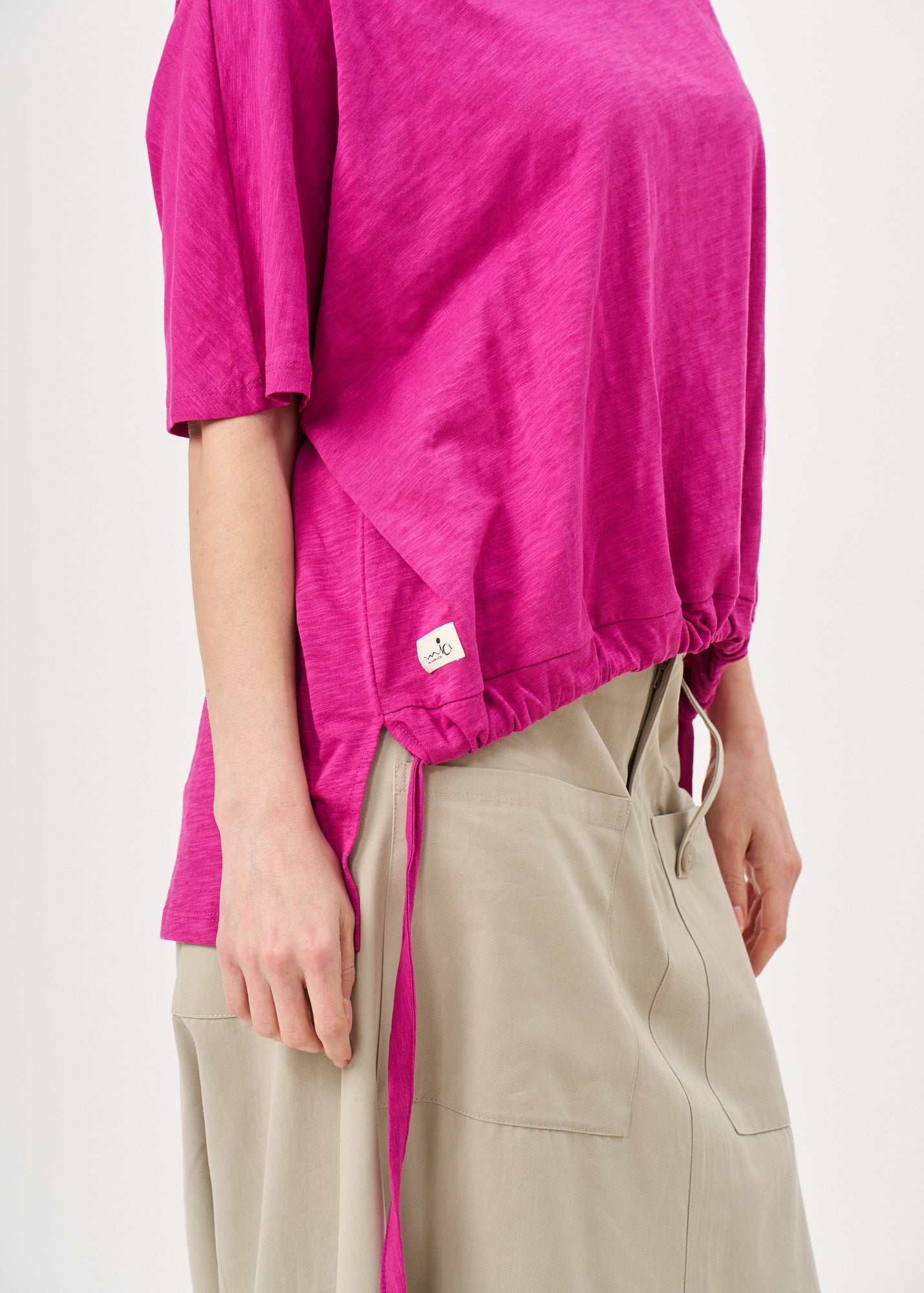 Short-sleeved shirt with red cotton slub drawstring