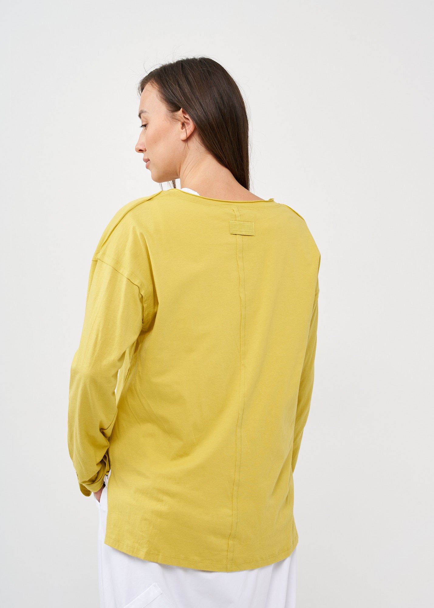 חולצה שרוול ארוך שלושה כפתורים וסרט חרדל