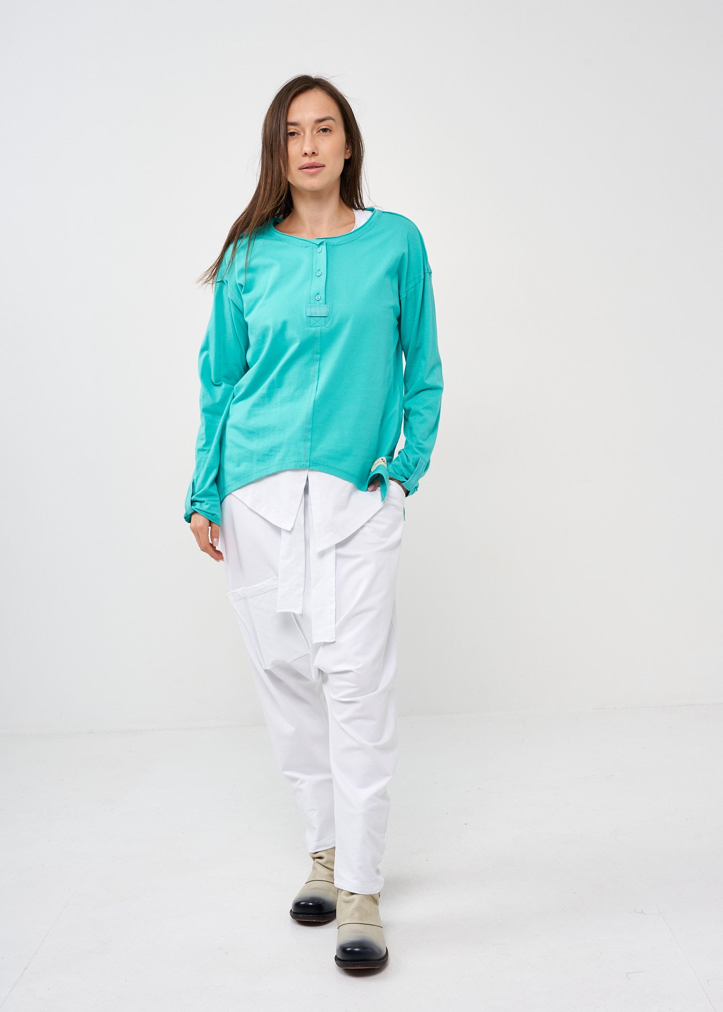 חולצה שרוול ארוך שלושה כפתורים וסרט טורקיז