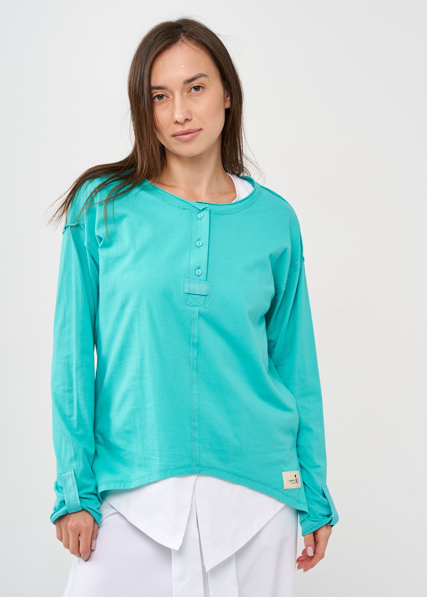 חולצה שרוול ארוך שלושה כפתורים וסרט טורקיז