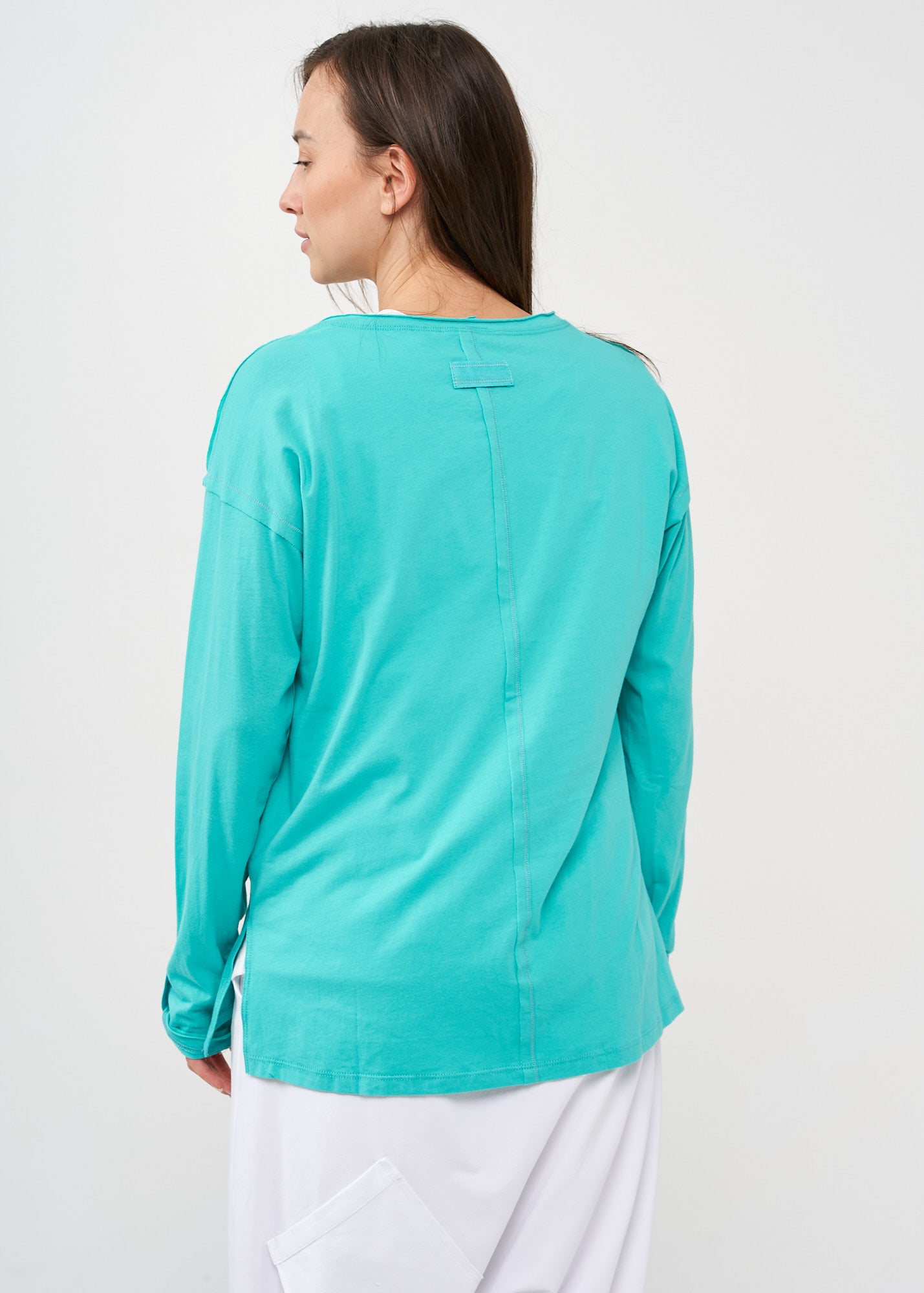 חולצה שרוול ארוך שלושה כפתורים וסרט טורקיז