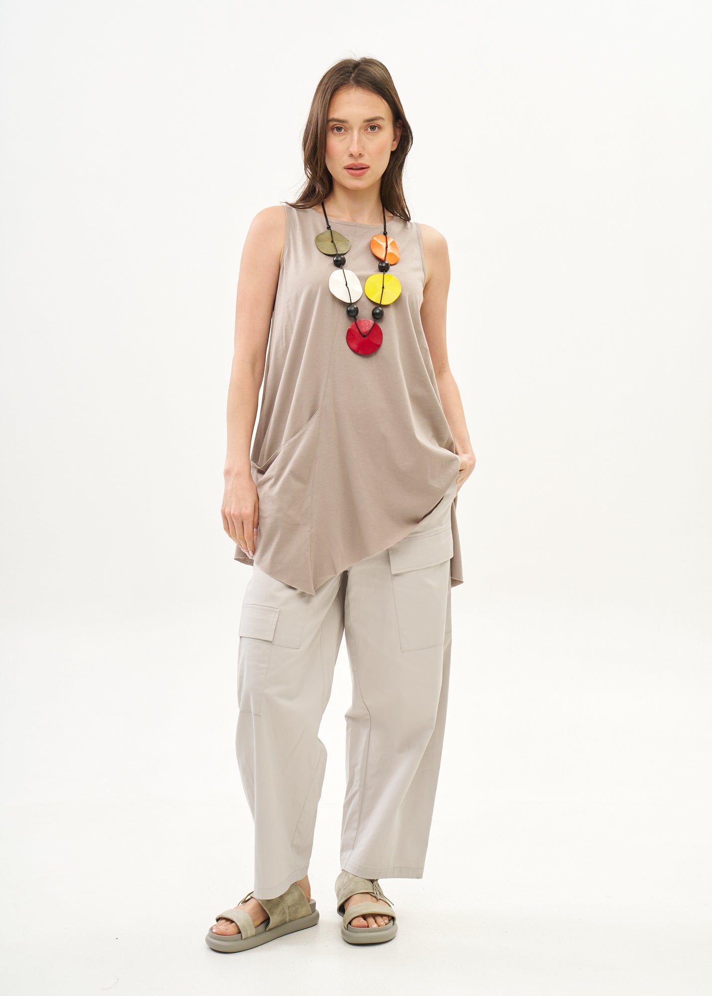 Diagonal tank top with brown pocket