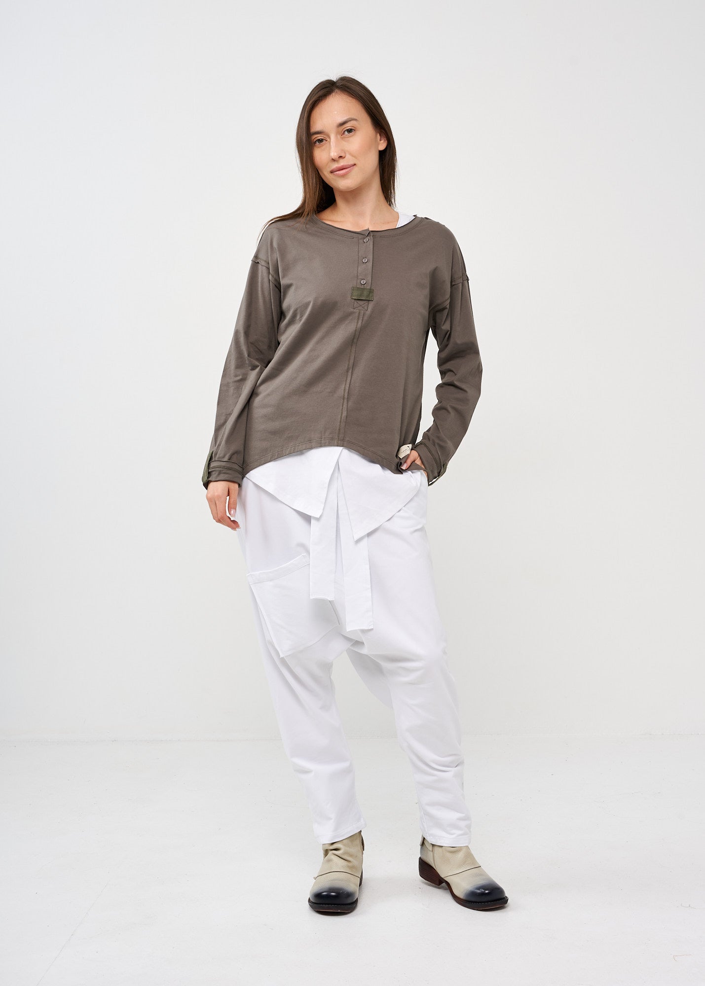 חולצה שרוול ארוך שלושה כפתורים וסרט אפור כהה