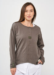 חולצה שרוול ארוך שלושה כפתורים וסרט אפור כהה