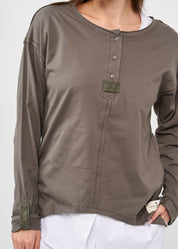 חולצה שרוול ארוך שלושה כפתורים וסרט אפור כהה