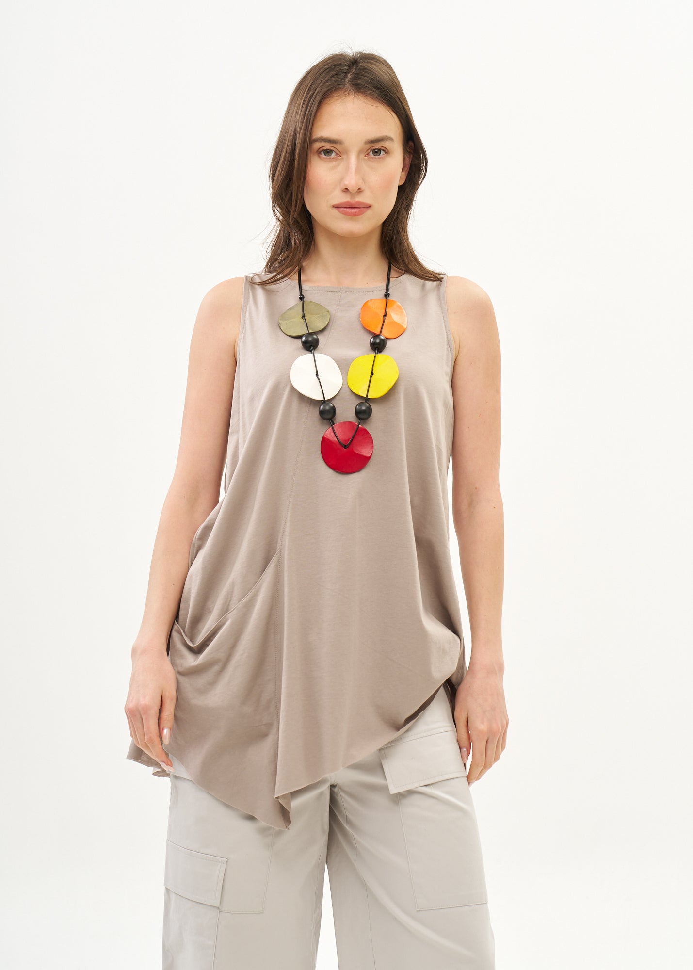 Diagonal tank top with brown pocket