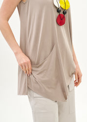 Diagonal tank top with brown pocket