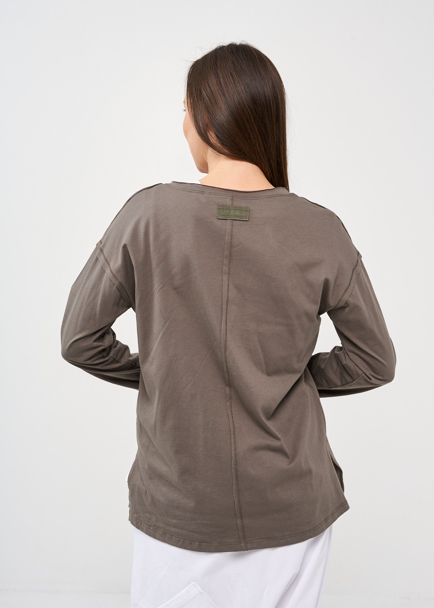 חולצה שרוול ארוך שלושה כפתורים וסרט אפור כהה