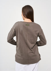 חולצה שרוול ארוך שלושה כפתורים וסרט אפור כהה
