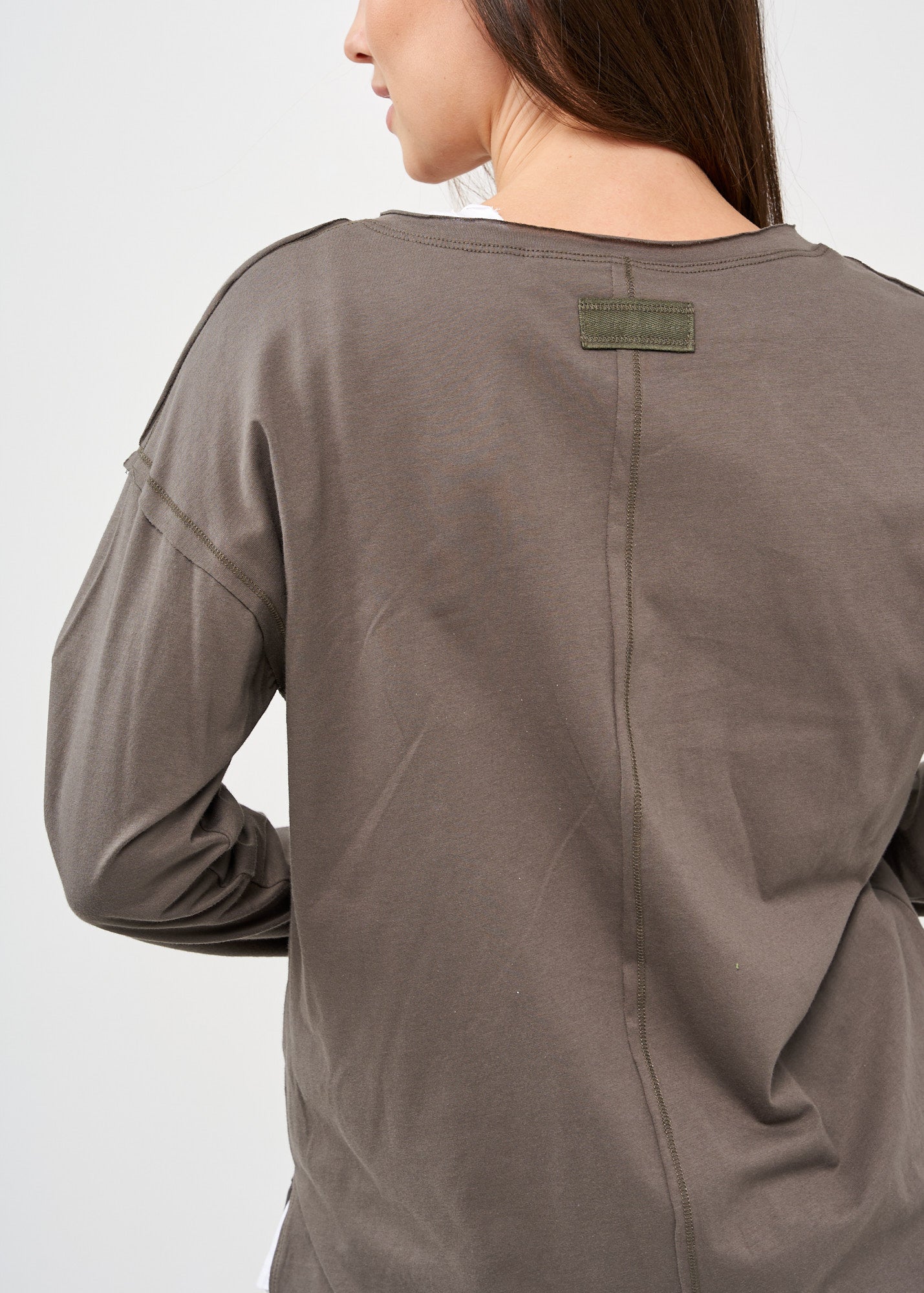 חולצה שרוול ארוך שלושה כפתורים וסרט אפור כהה