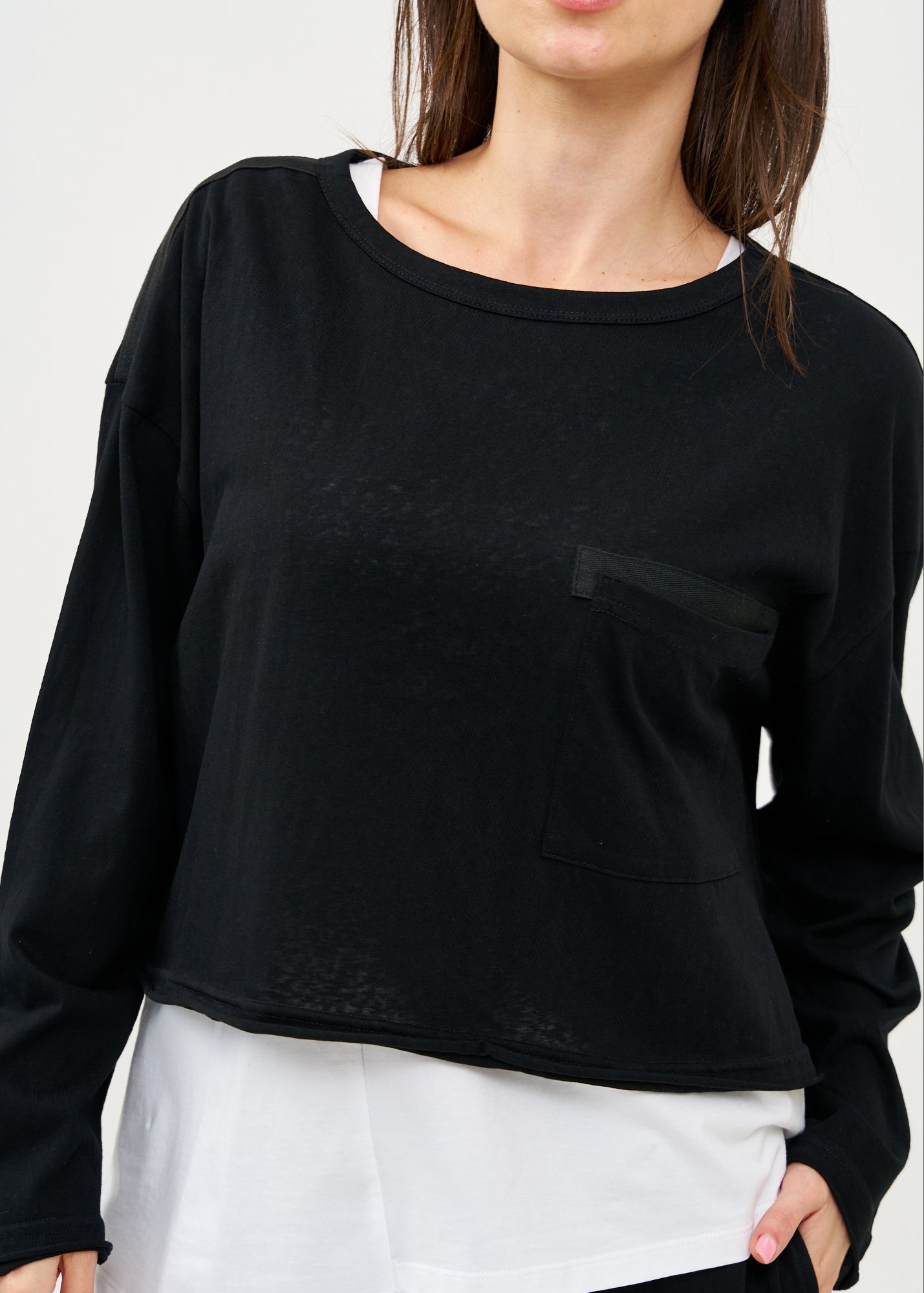 טי שרט עם כיס שרוול ארוך שחור