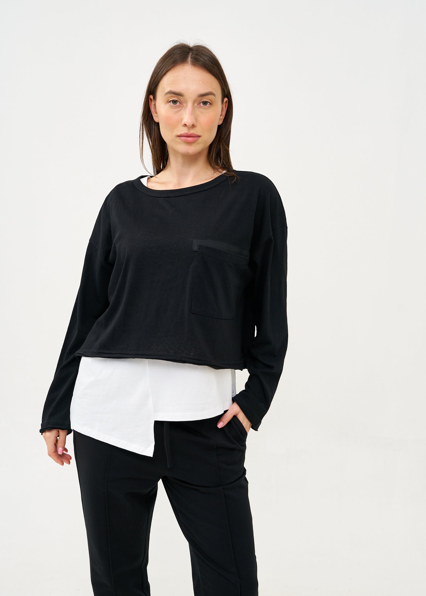 טי שרט עם כיס שרוול ארוך שחור