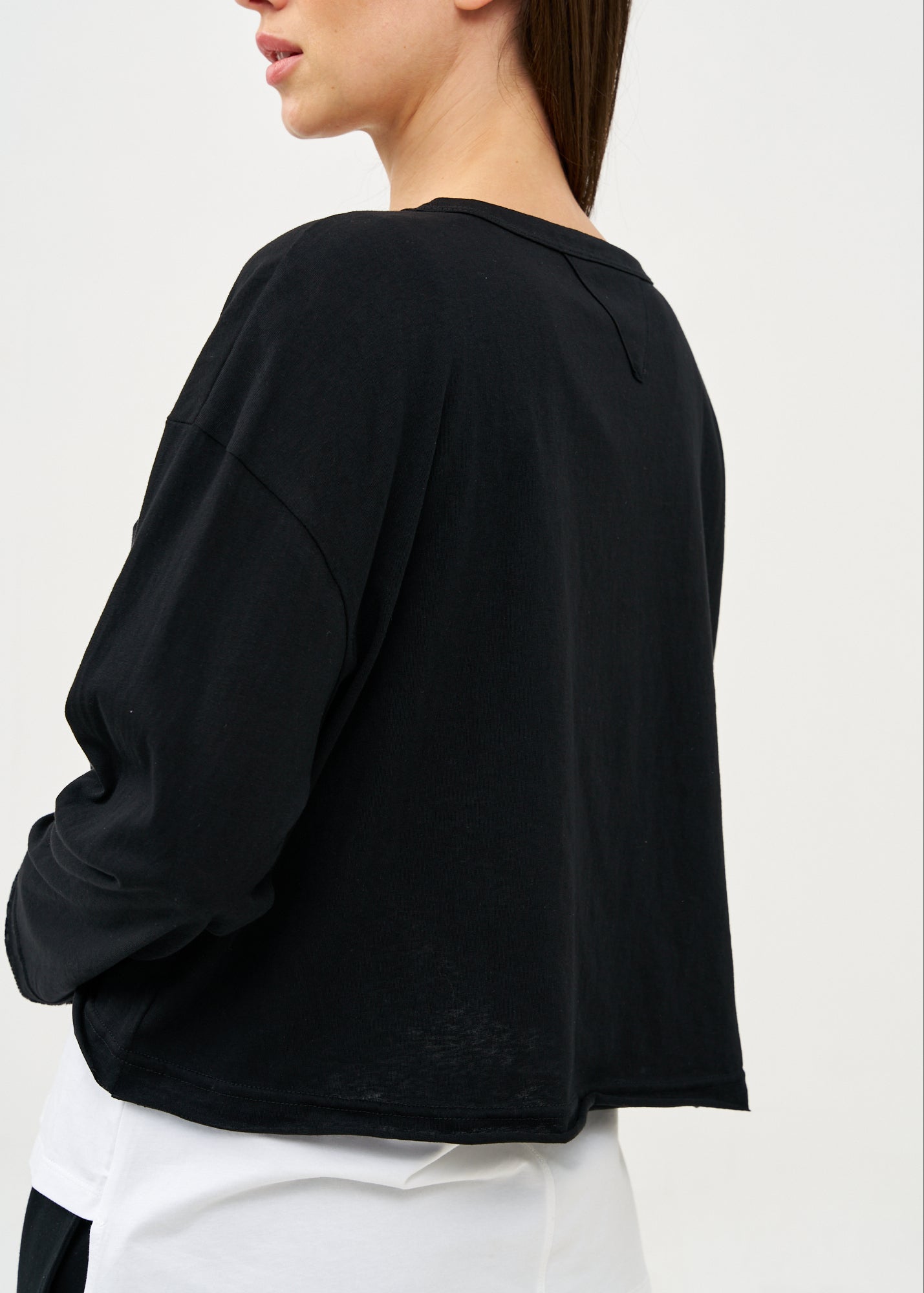 טי שרט עם כיס שרוול ארוך שחור