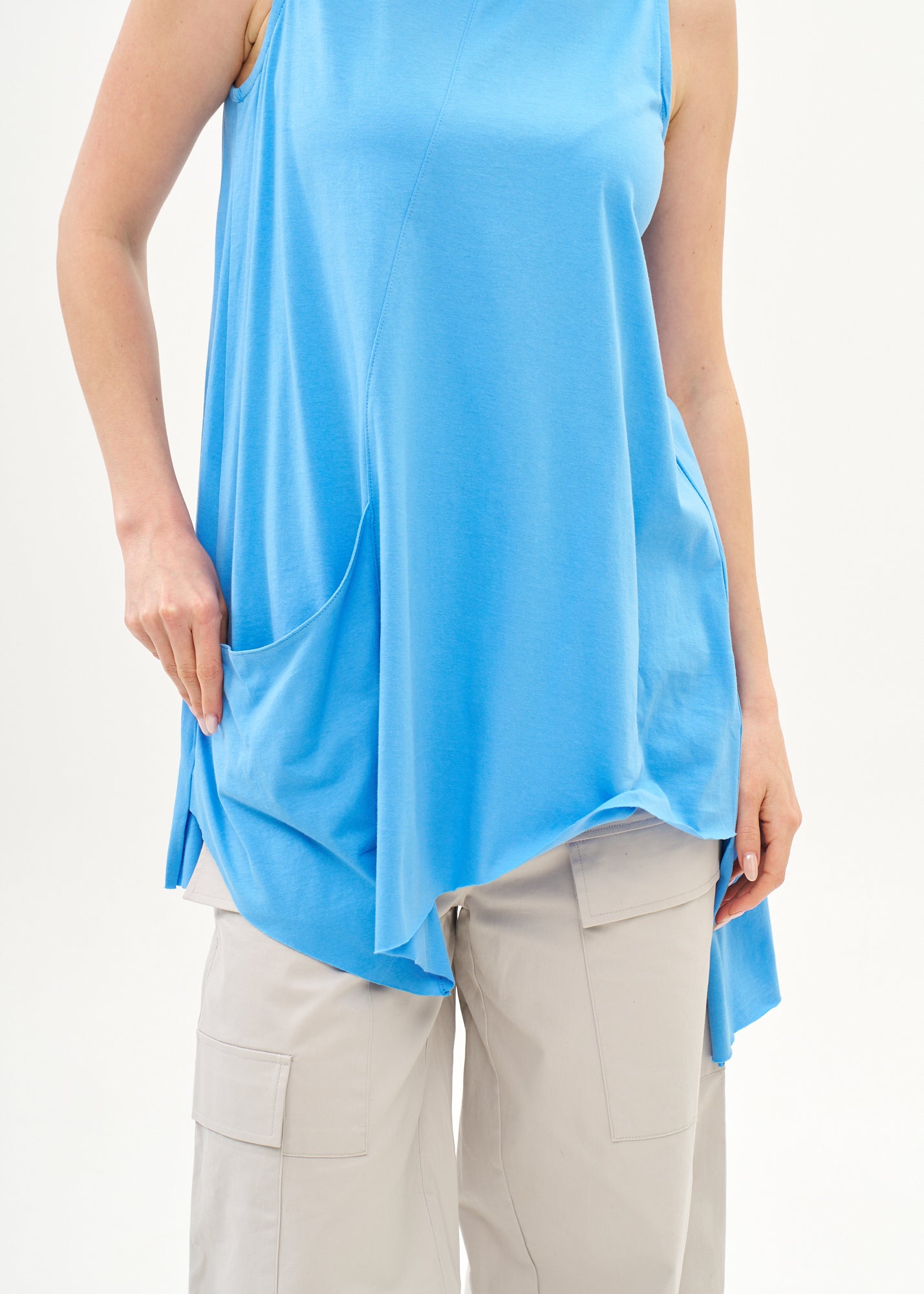 גופייה אלכסונית עם כיס כחול