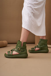 סנדלי עור גבוהות עם רצועות ירוק