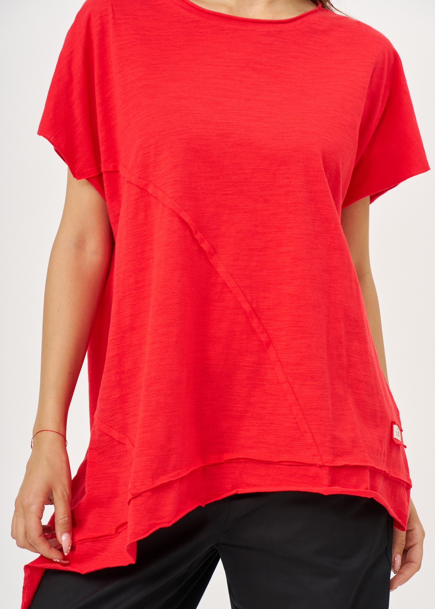 Short sleeve shirt with long side extension, red