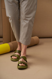 Leather flip-flops with two twisted straps, green