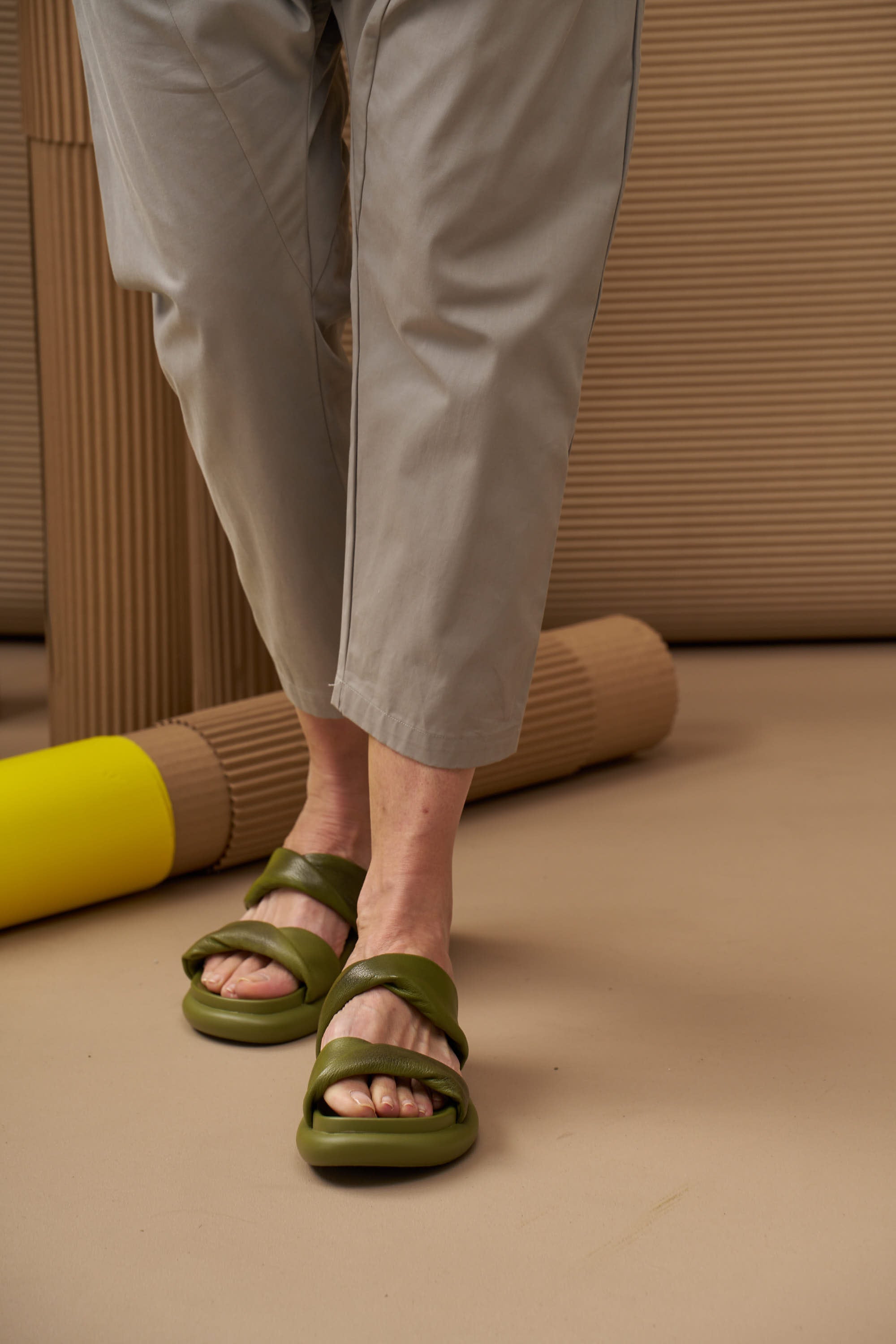 Leather flip-flops with two twisted straps, green