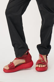 סנדלי עור גבוהים עם אבזמים אדום