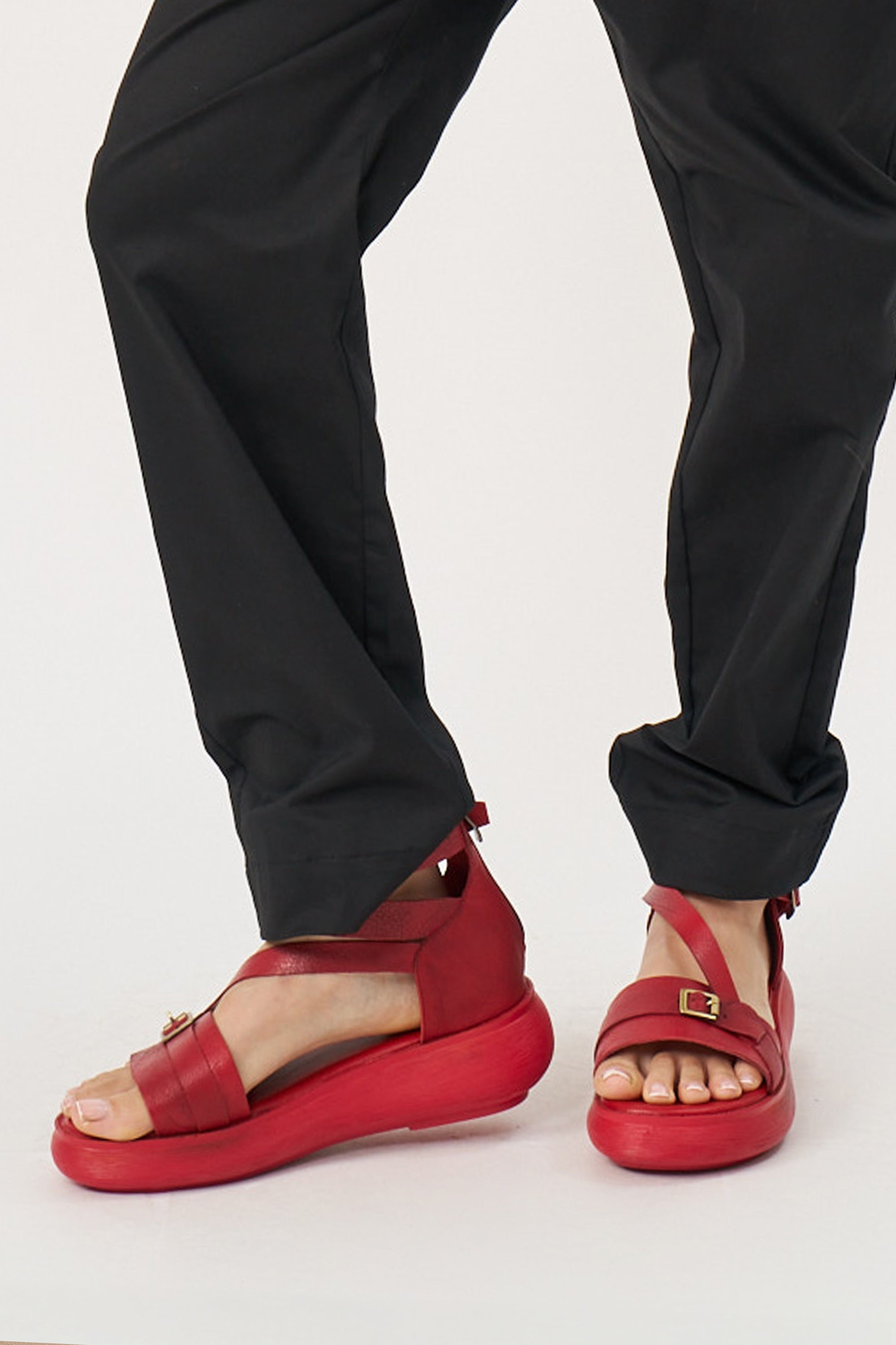 סנדלי עור גבוהים עם אבזמים אדום