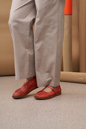 נעלי בובה אסימטריות עור עם אבזם כתום