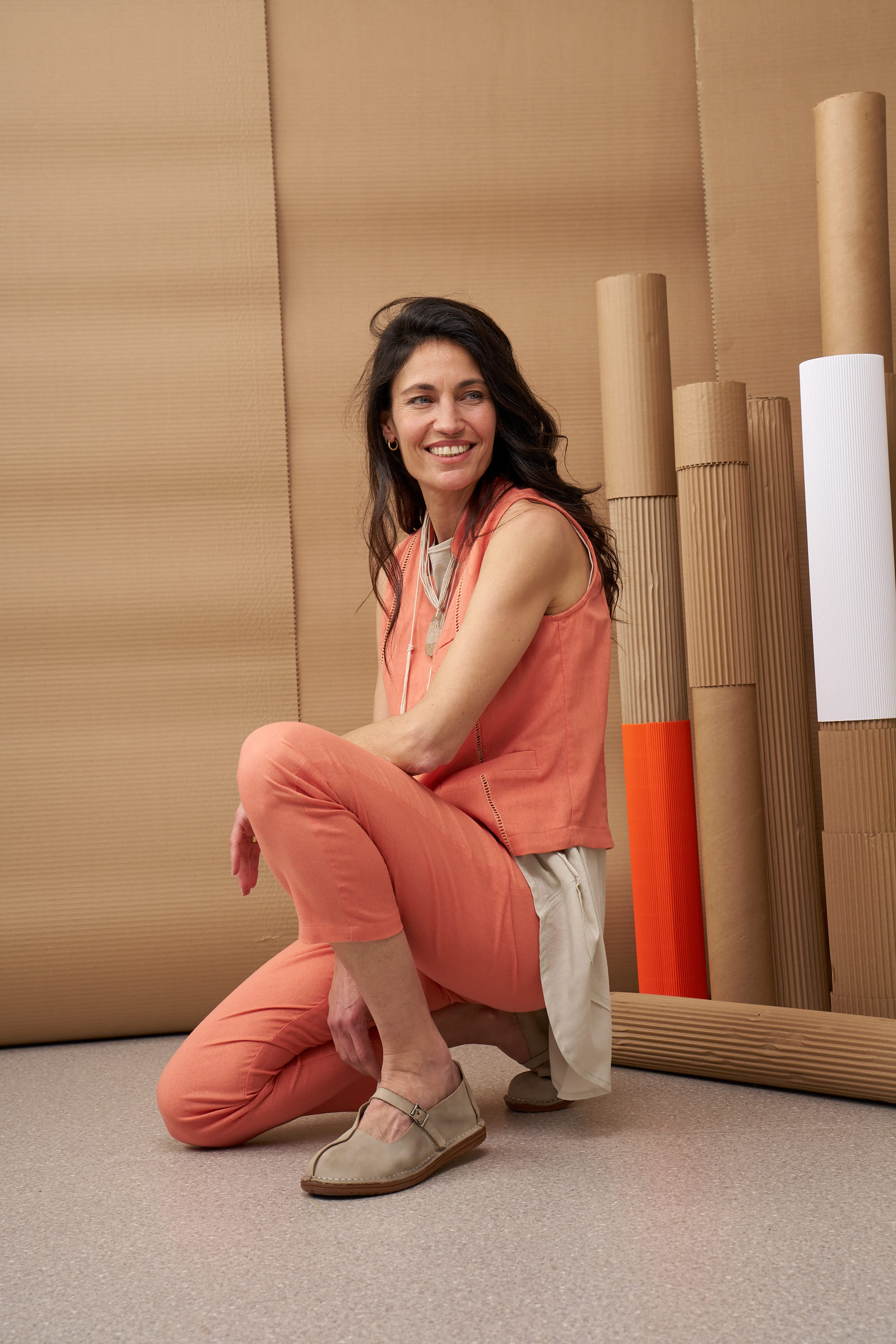 נעלי בובה אסימטריות עור עם אבזם אפור