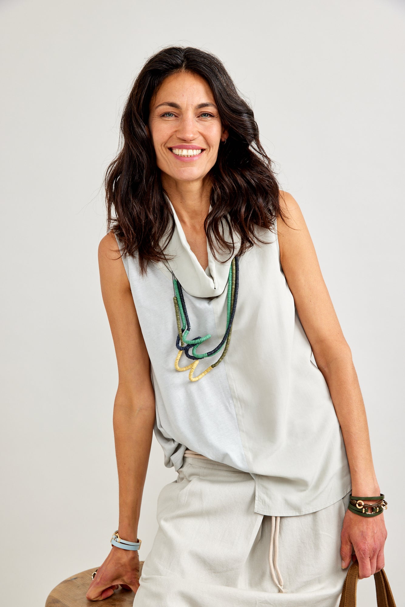 Two-color wooden necklace with frill on the orange side
